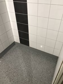 Ammattimasesti pinnoitettu kylpyhuoneen lattia.